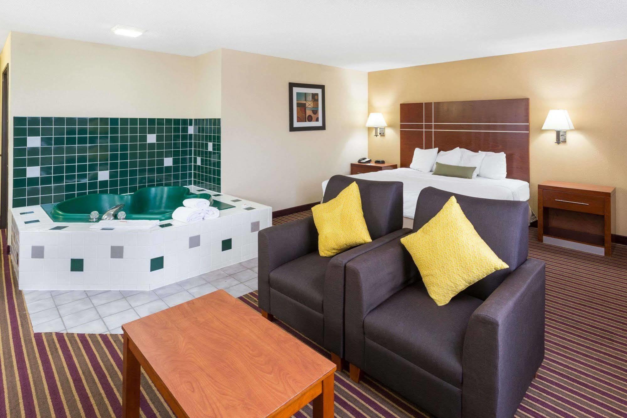 Baymont By Wyndham Bowling Green Exterior photo